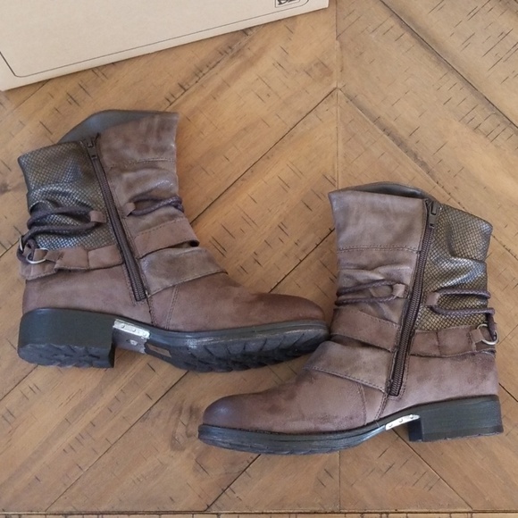 Boots by Dirty Laundry - Picture 4 of 8